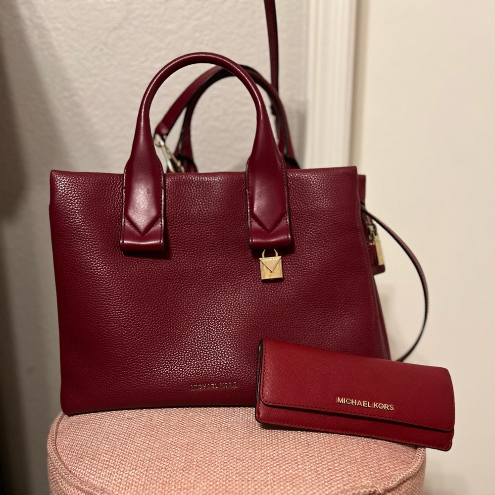 Original brand Michael Kors matching set red purse and wallet.❤️